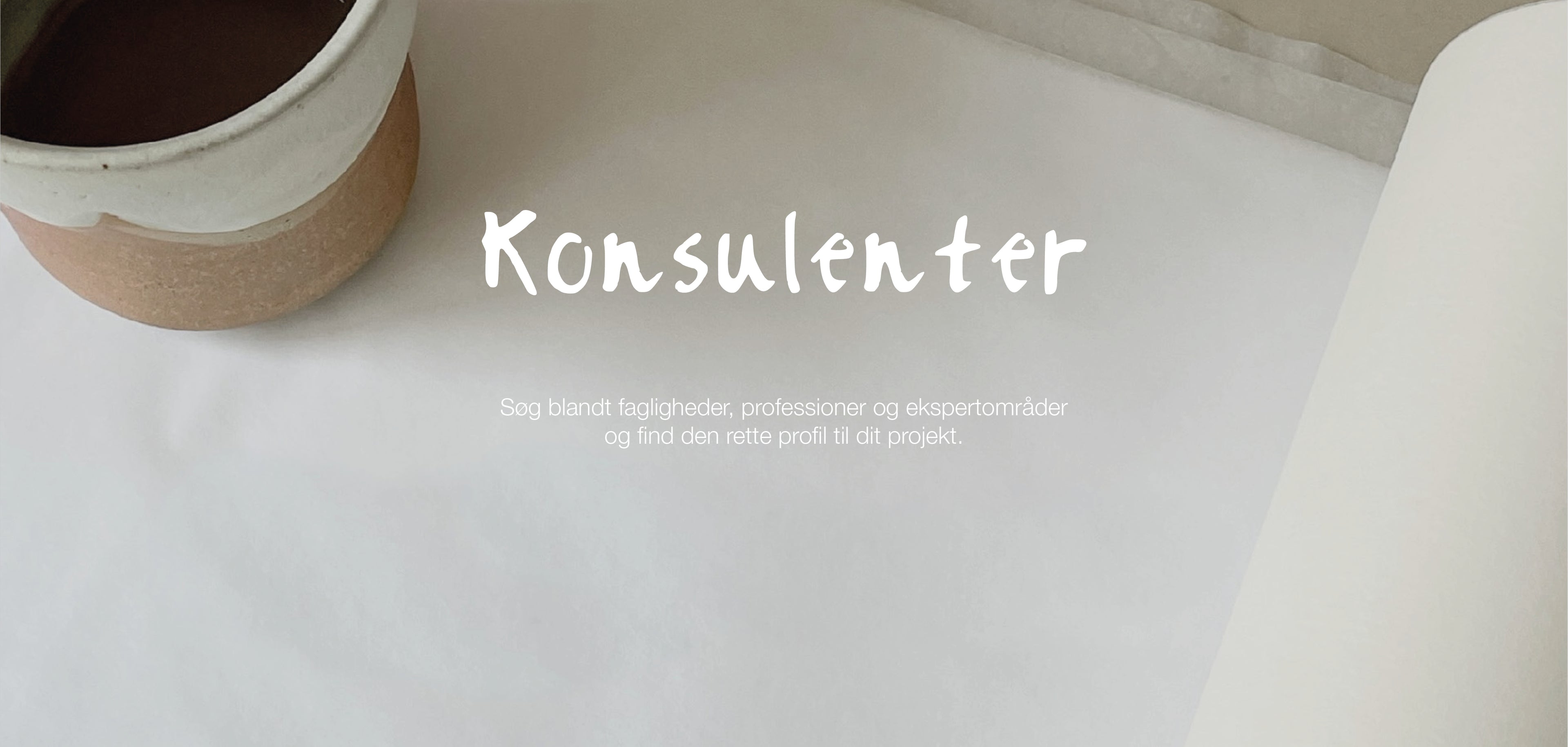 Keramikkrus med kaffe på skitsepapir