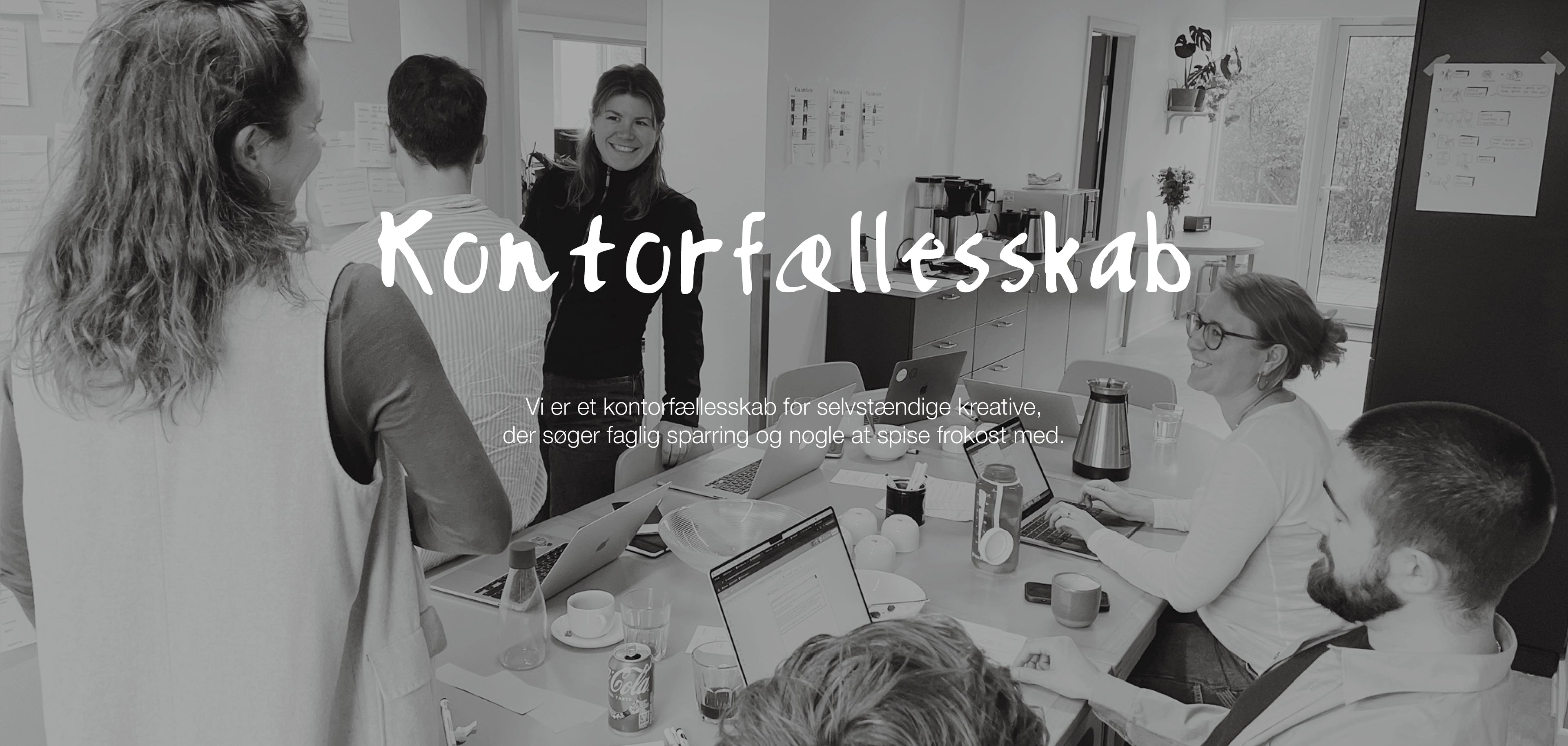 glade mennesker der taler sammen og arbejder på computer til en workshop