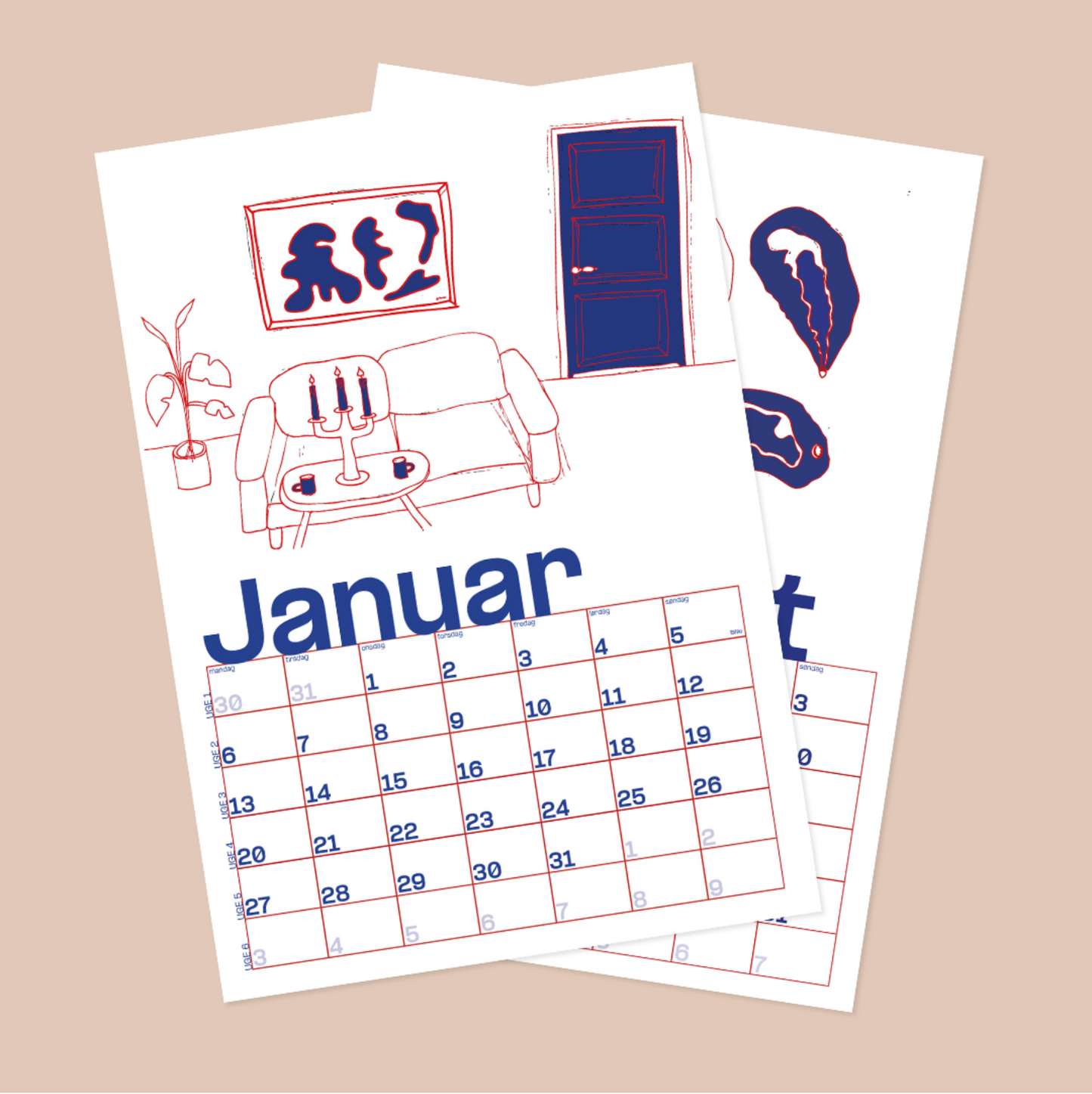 vægkalender med månedsoverblik med en illustration i rød og blå af en sofa en potteplante, en dør et maleri og et sofabord med lysestage og kaffekopper