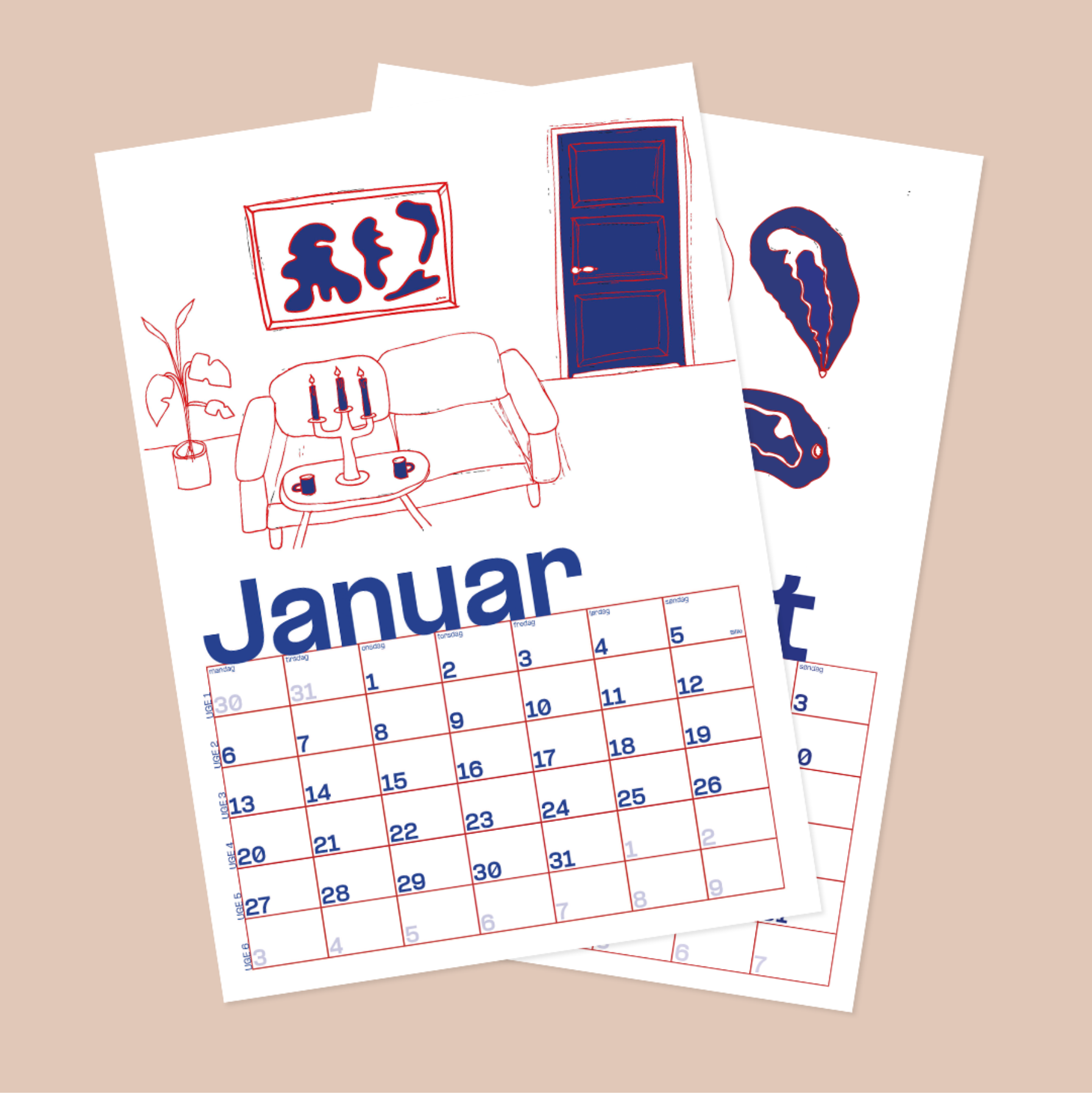 vægkalender med månedsoverblik med en illustration i rød og blå af en sofa en potteplante, en dør et maleri og et sofabord med lysestage og kaffekopper